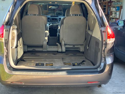 Used 2011 Toyota Sienna LE FWD image 2