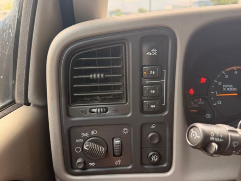 Used 2005 Chevrolet Silverado 2500 LT w/ Heavy-Duty Power Package AWD/4WD image 18