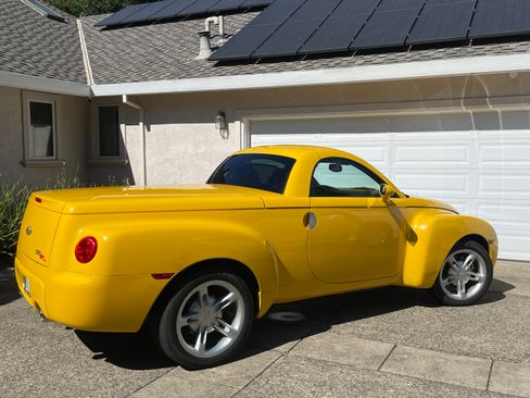 Used 2005 Chevrolet SSR w/ Preferred Equipment Group RWD image 21