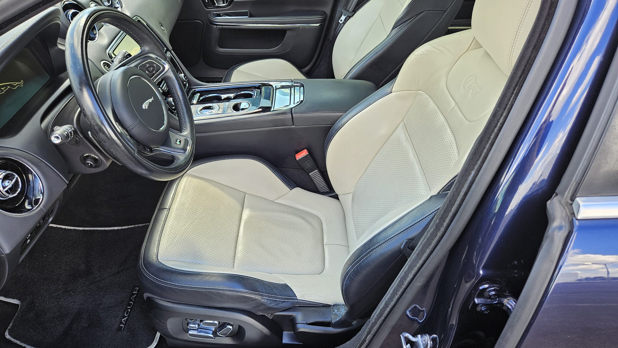 Used 2014 Jaguar XJ R RWD image 21