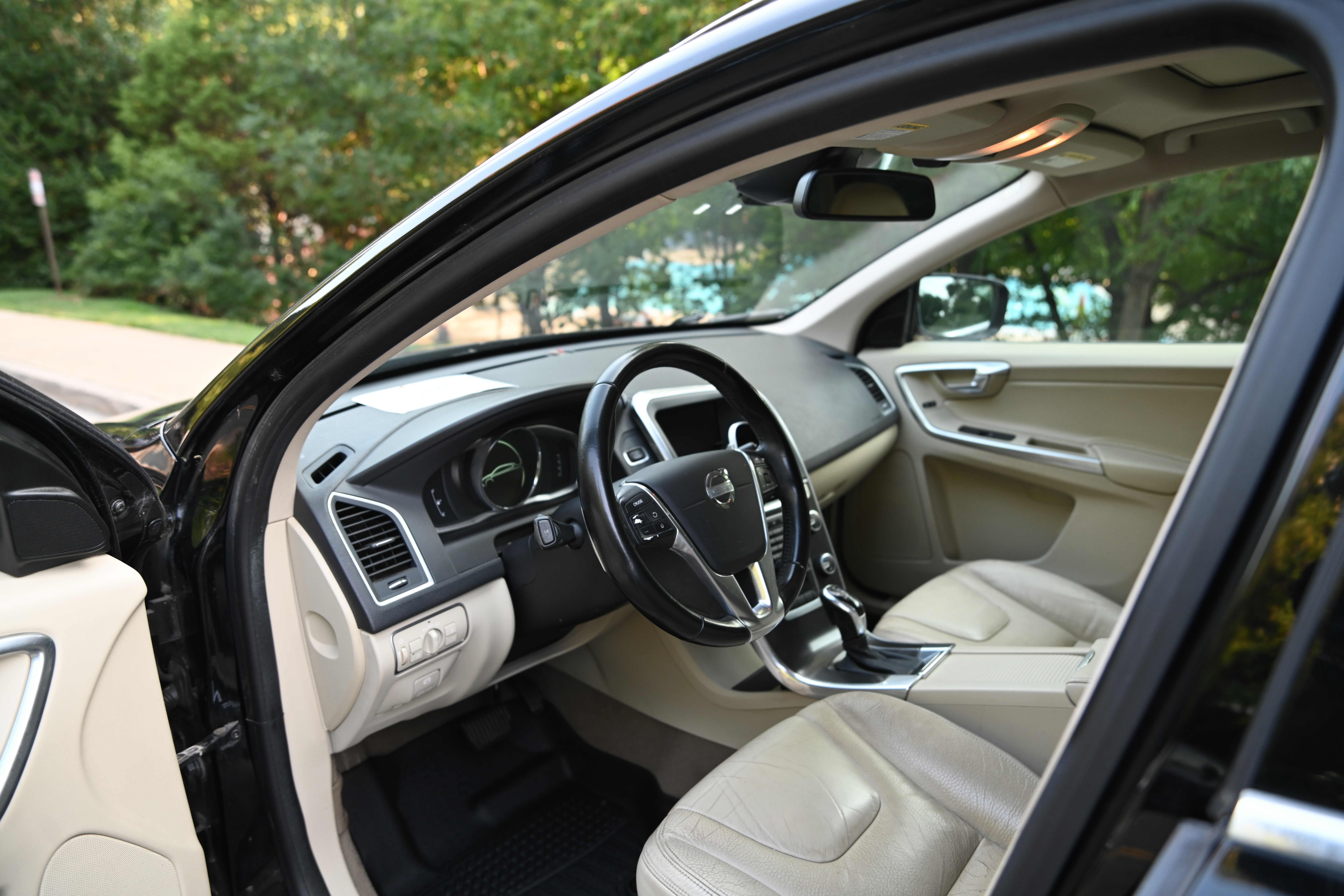 Used 2014 Volvo XC60 T6 AWD/4WD image 16