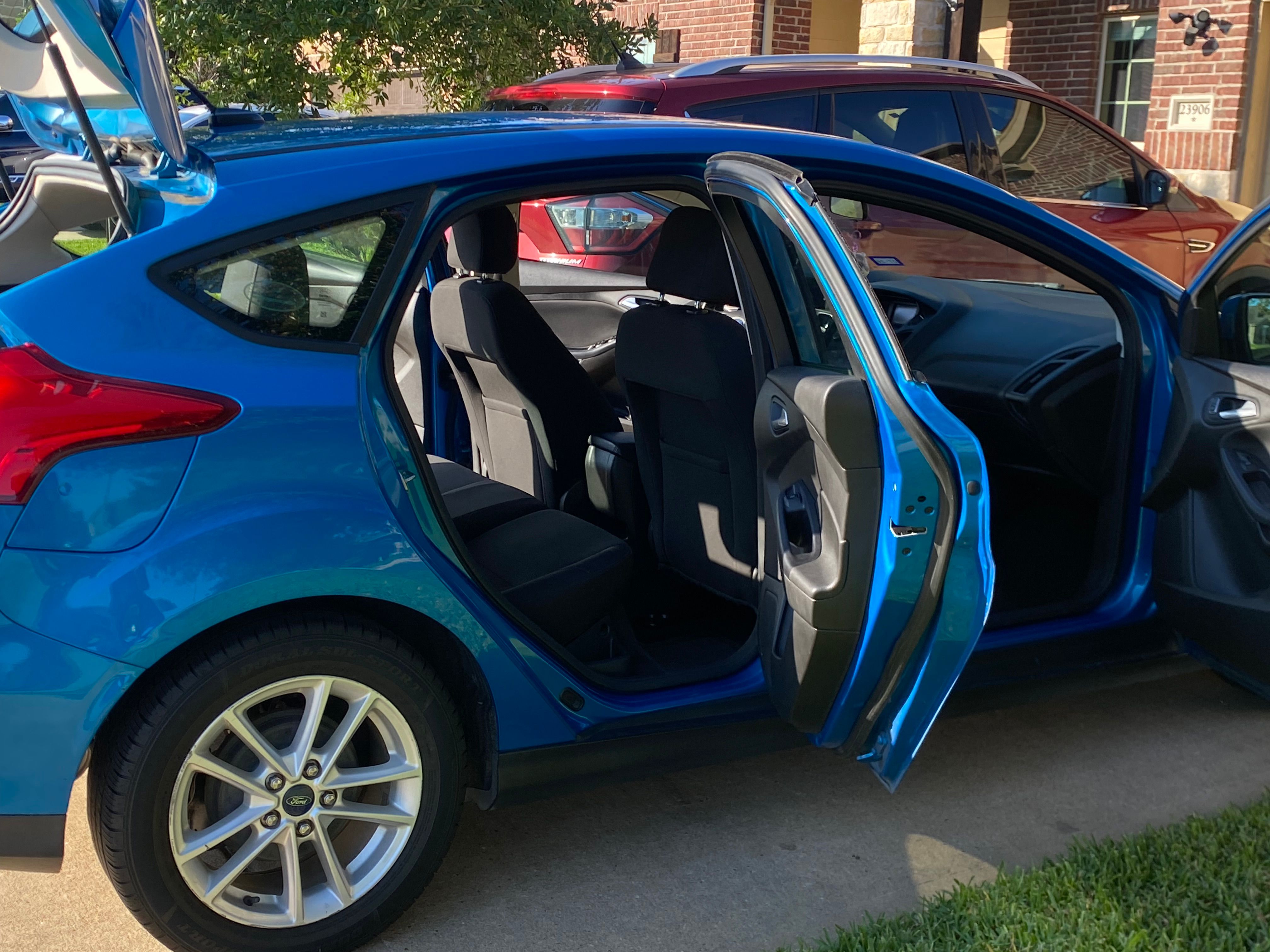Used 2015 Ford Focus SE w/ SE Cold Weather Package FWD image 4
