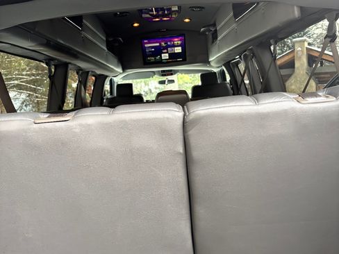 Used 2017 GMC Savana 3500 LT w/ LT Preferred Equipment Group image 9