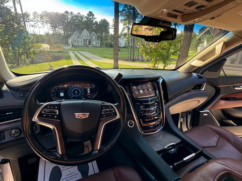 Used 2016 Cadillac Escalade Luxury AWD/4WD image 10