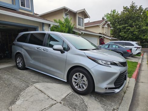 Used 2022 Toyota Sienna XLE image 1