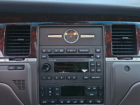 Used 2006 Lincoln Town Car Signature Limited image 4