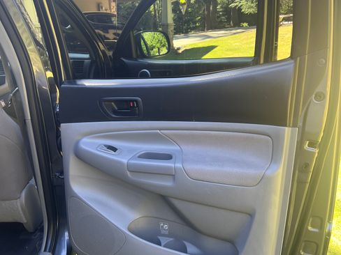 Used 2011 Toyota Tacoma PreRunner w/ TRD Sport Pkg RWD image 18