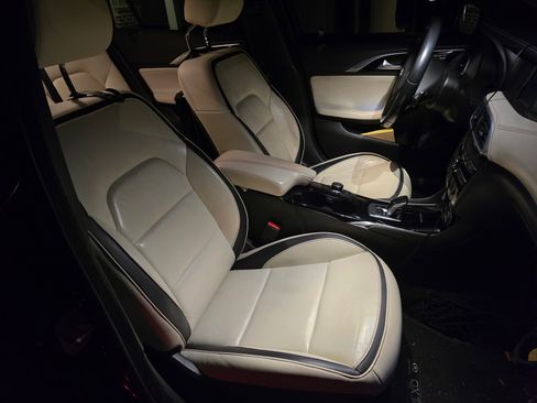 Used 2017 INFINITI QX30 Premium w/ Technology Package image 8