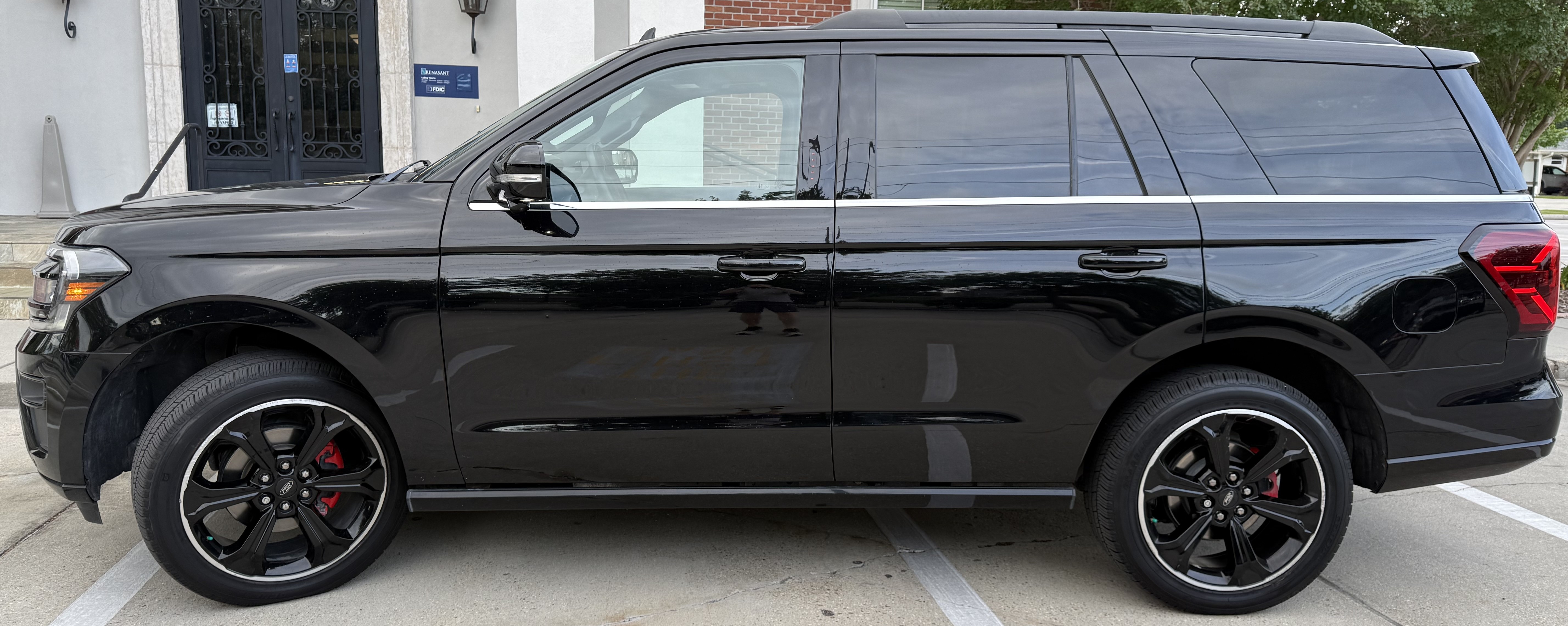 Used 2023 Ford Expedition Limited AWD/4WD image 2