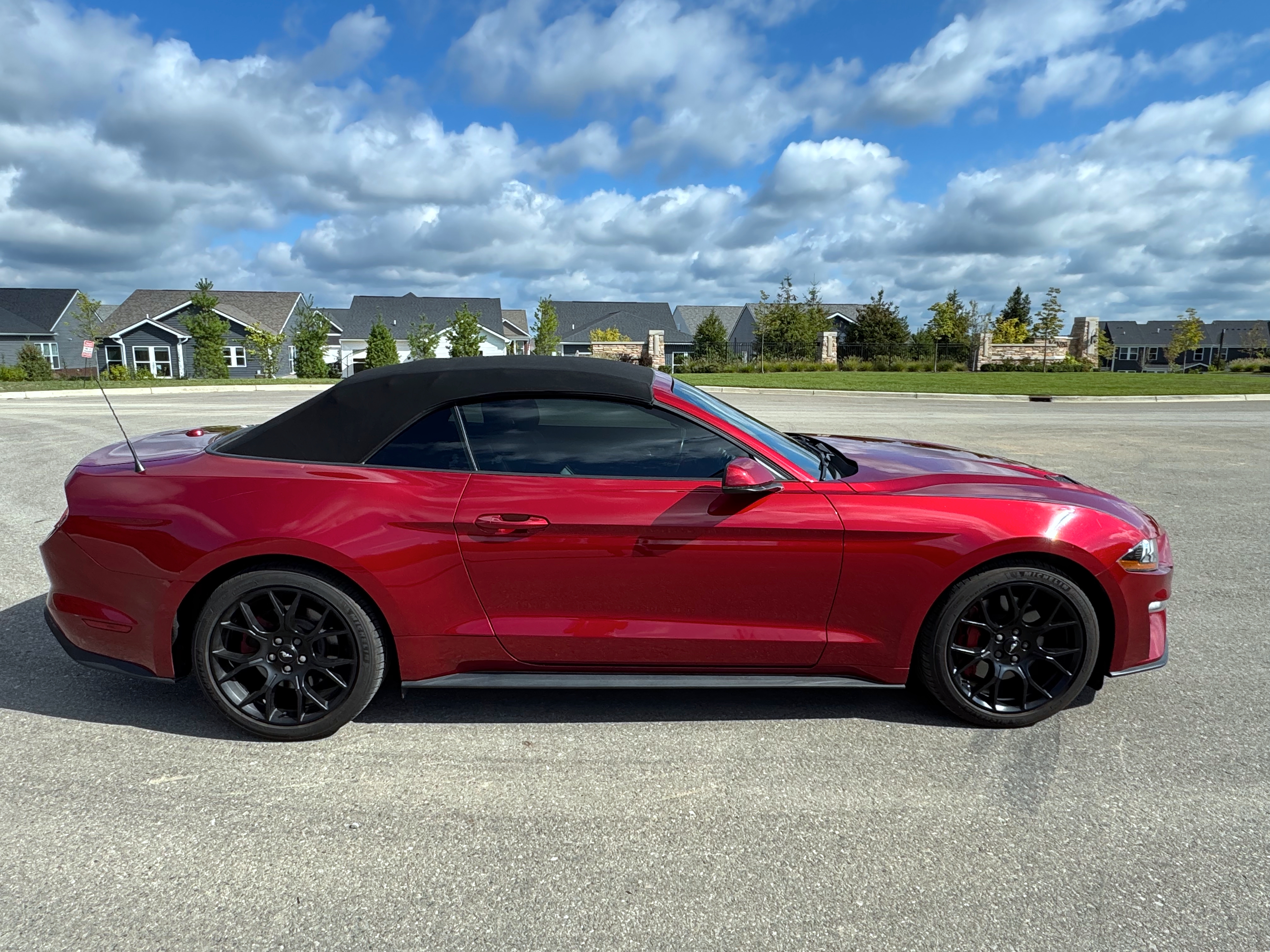 Used 2018 Ford Mustang Premium w/ Ecoboost Performance Package RWD image 4