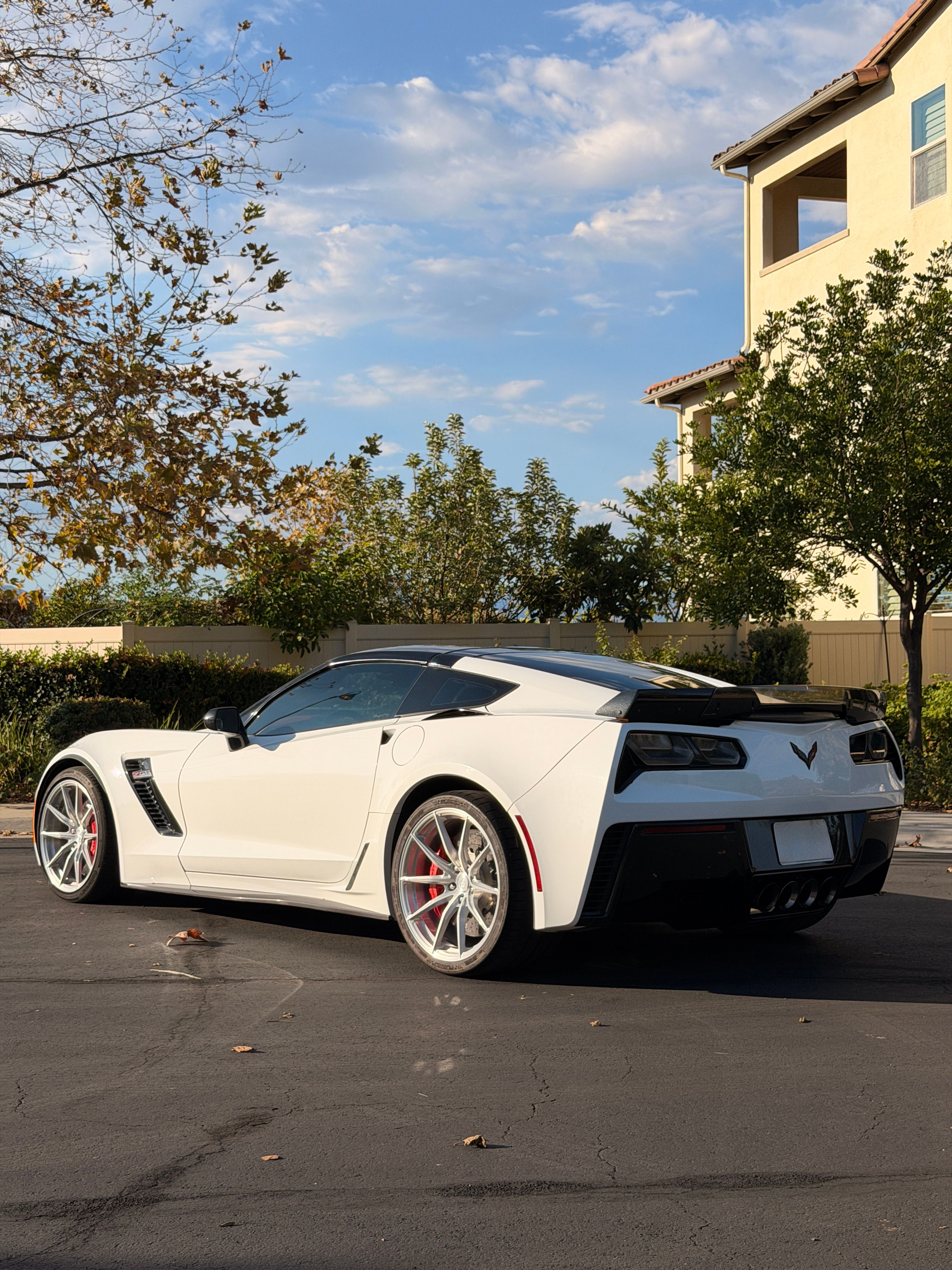Used 2015 Chevrolet Corvette Z06 w/ 3LZ Preferred Equipment Group RWD image 9