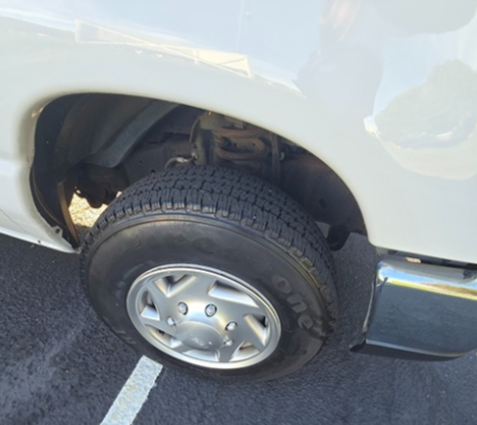 Used 2010 Ford E-350 and Econoline 350 XLT RWD image 2