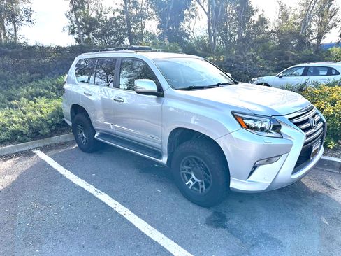 Used 2017 Lexus GX 460 Premium w/ Premium Package image 2