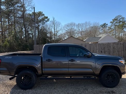 Used 2020 Toyota Tacoma SR image 5