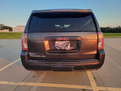 Used 2017 GMC Yukon XL SLT AWD/4WD image 4
