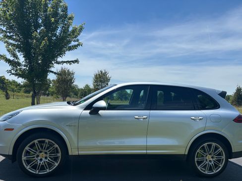 Used 2017 Porsche Cayenne S Platinum AWD/4WD image 2