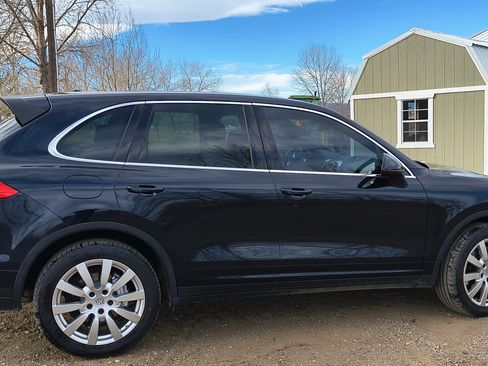 Used 2015 Porsche Cayenne S image 2