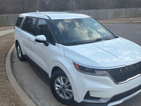 Used 2023 Kia Carnival LX image 2