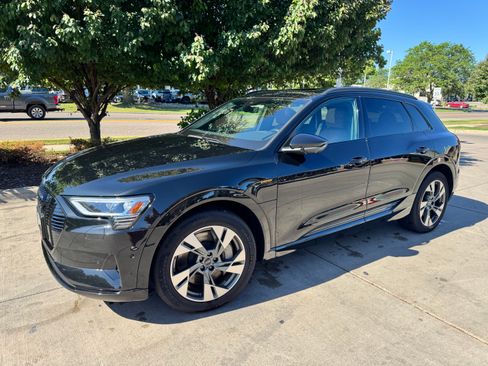 Used 2022 Audi e-tron Premium AWD/4WD image 1
