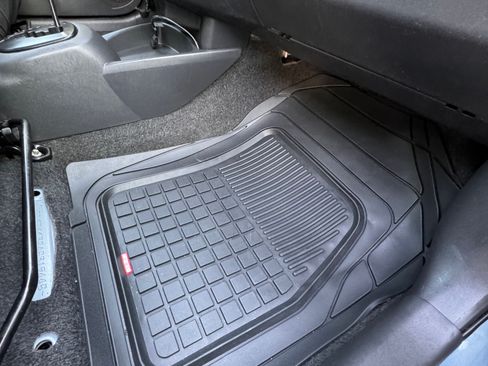 Used 2010 Toyota Yaris 4-Door Hatchback image 17