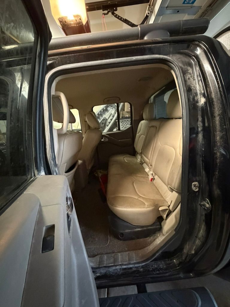 Used 2010 Nissan Frontier LE w/ LE Value Truck Pkg AWD/4WD image 5