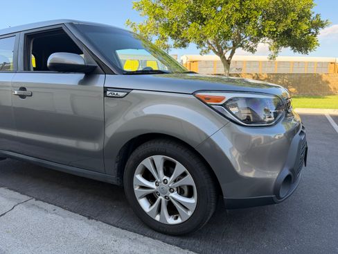 Used 2015 Kia Soul + FWD image 8