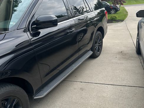 Used 2023 Ford Expedition XLT image 5