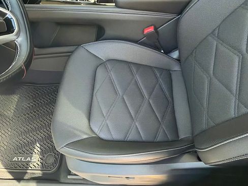 Used 2025 Volkswagen Atlas SE w/ Panoramic Sunroof Package FWD image 12