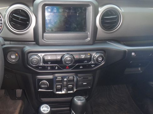 Used 2022 Jeep Wrangler Unlimited Sport AWD/4WD image 9