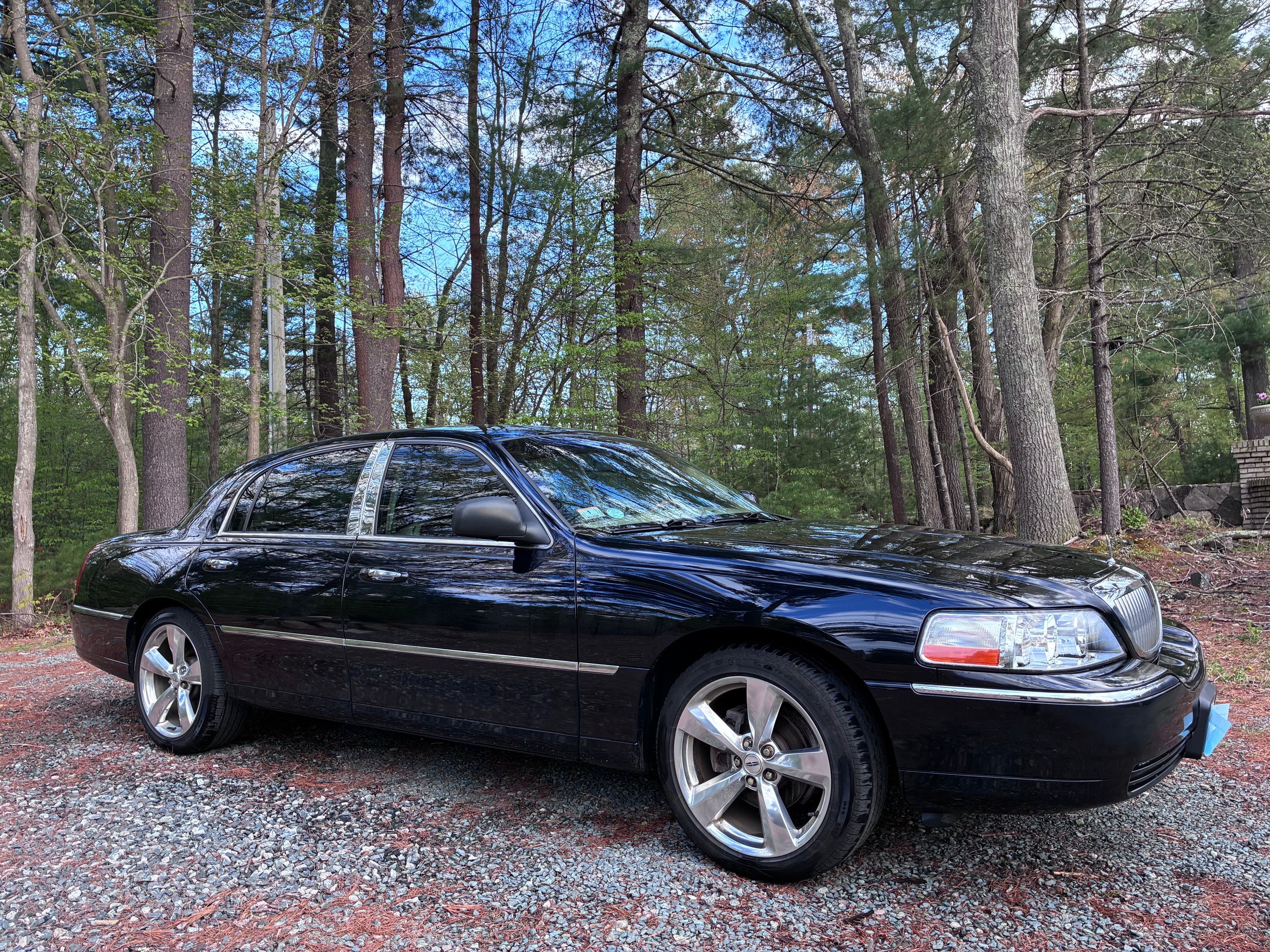 Used 2006 Lincoln Town Car Designer Series RWD image 2