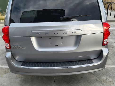 Used 2019 Dodge Grand Caravan SE w/ UConnect Hands-Free Group image 8