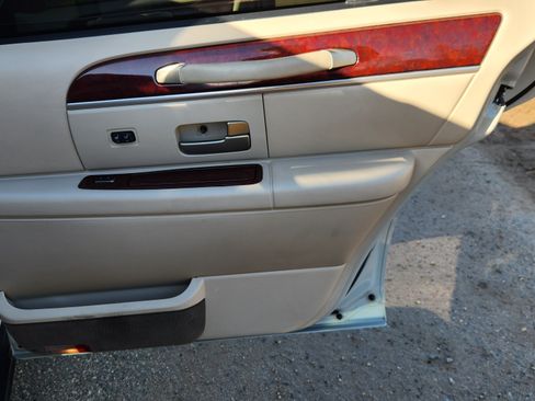 Used 2004 Lincoln Town Car Ultimate L image 17