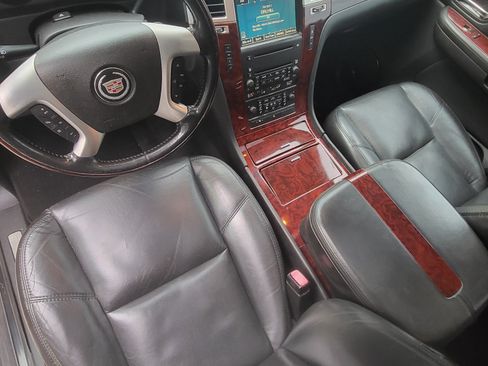 Used 2007 Cadillac Escalade AWD w/ Information Package image 12