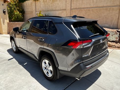 Used 2021 Toyota RAV4 XLE AWD/4WD image 4