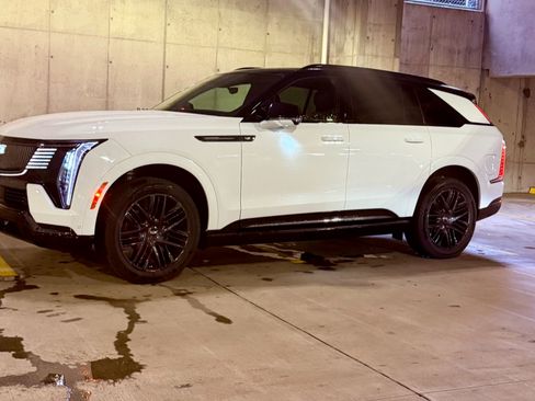 Used 2025 Cadillac Escalade IQ Sport 1 w/ LPO, ONYX Package image 17