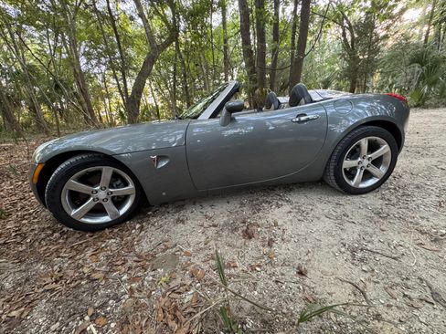 Used 2006 Pontiac Solstice Convertible w/ Premium Package RWD image 9