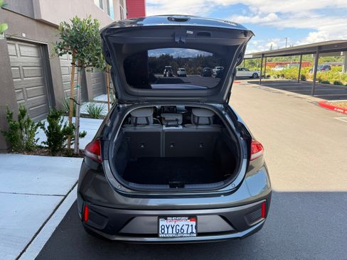 Used 2022 Hyundai Ioniq SE FWD image 9