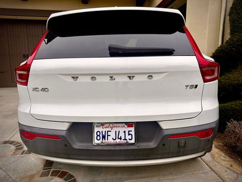 Used 2019 Volvo XC40 T5 Momentum image 5