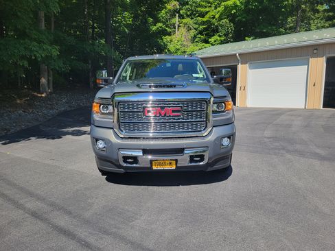 Used 2018 GMC Sierra 2500 Denali w/ Duramax Plus Package AWD/4WD image 6