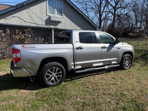 Used 2018 Toyota Tundra SR5 w/ SR5 Upgrade Package image 14