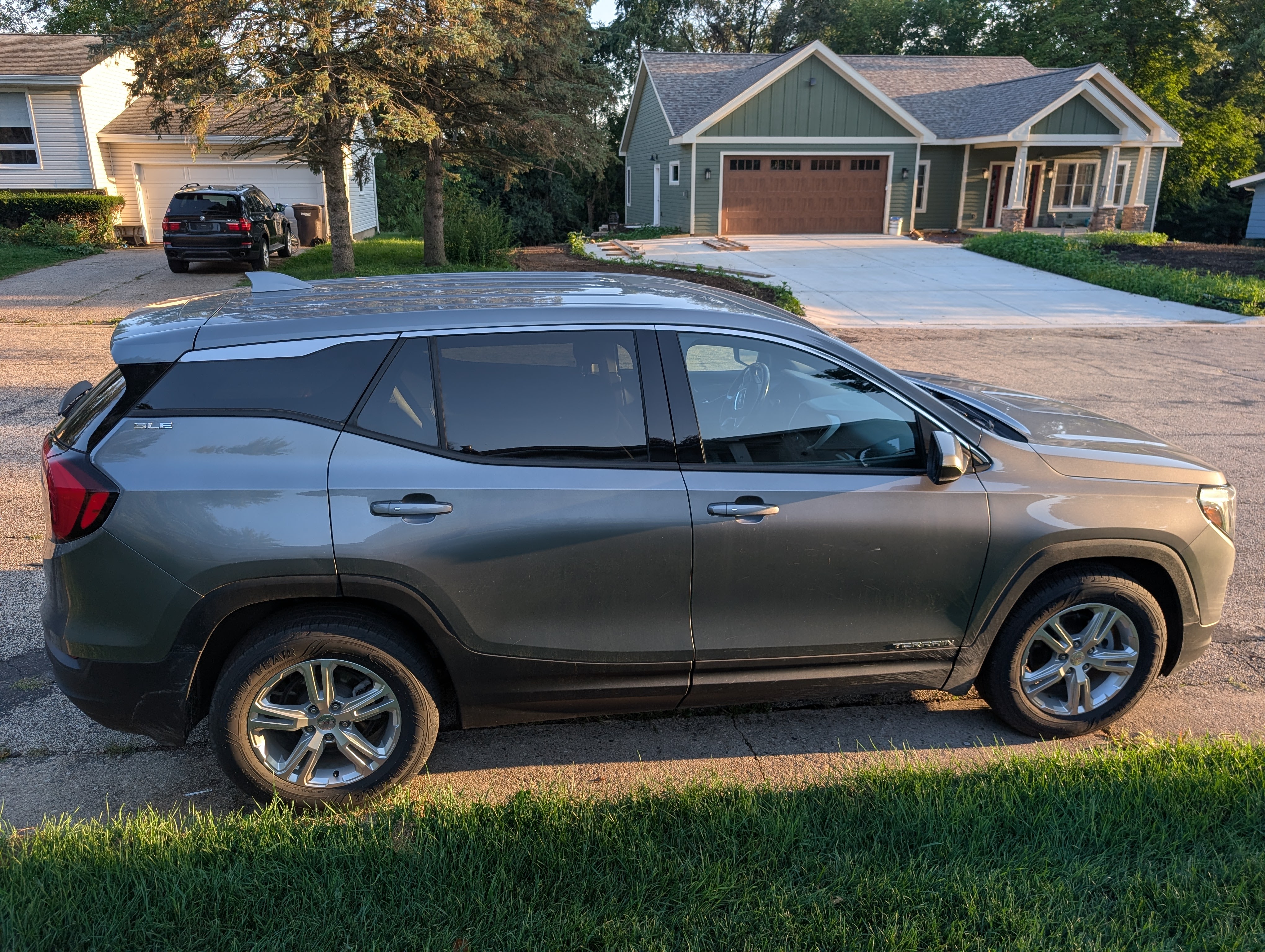 Used 2019 GMC Terrain SLE w/ LPO, Floor Liner Package FWD image 1