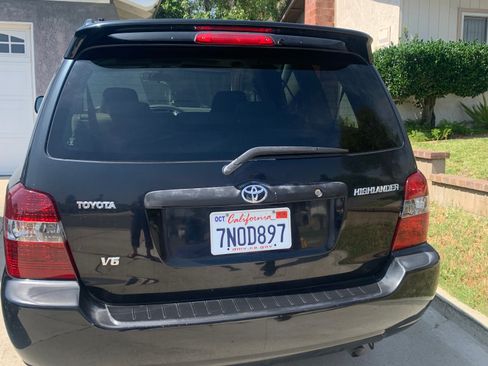Used 2005 Toyota Highlander 2WD V6 w/ 3rd Row image 4