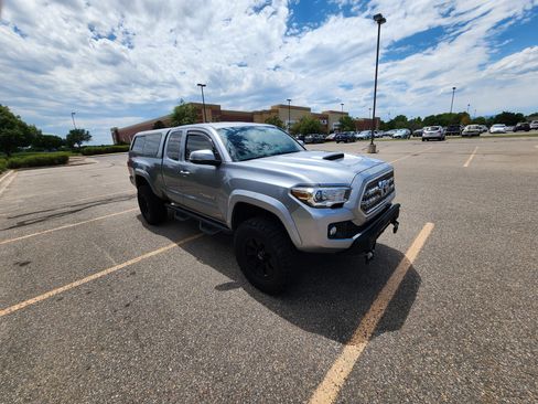 Used 2017 Toyota Tacoma TRD Sport image 4