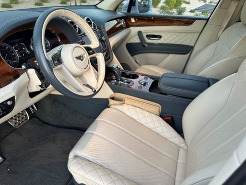 Used 2020 Bentley Bentayga Plug-In Hybrid image 5