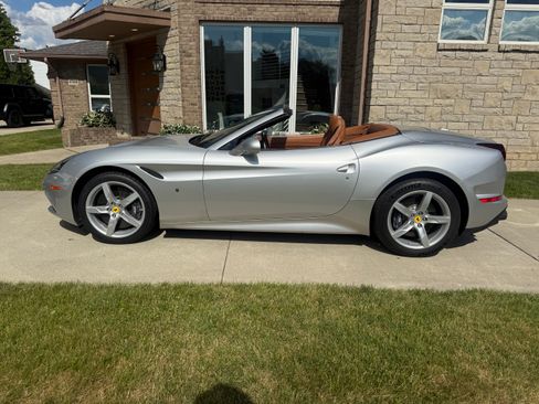 Used 2015 Ferrari California T RWD image 20