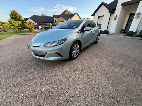Used 2018 Chevrolet Volt Premier w/ Driver Confidence Package FWD image 4