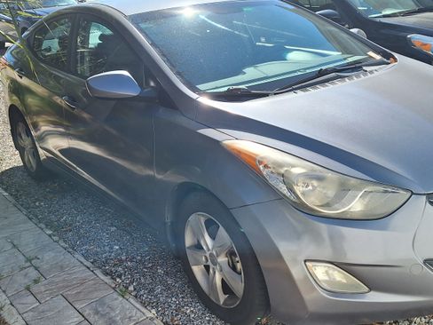 Used 2013 Hyundai Elantra GLS w/ Preferred Pkg image 2
