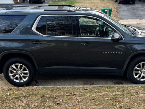 Used 2018 Chevrolet Traverse LT image 2