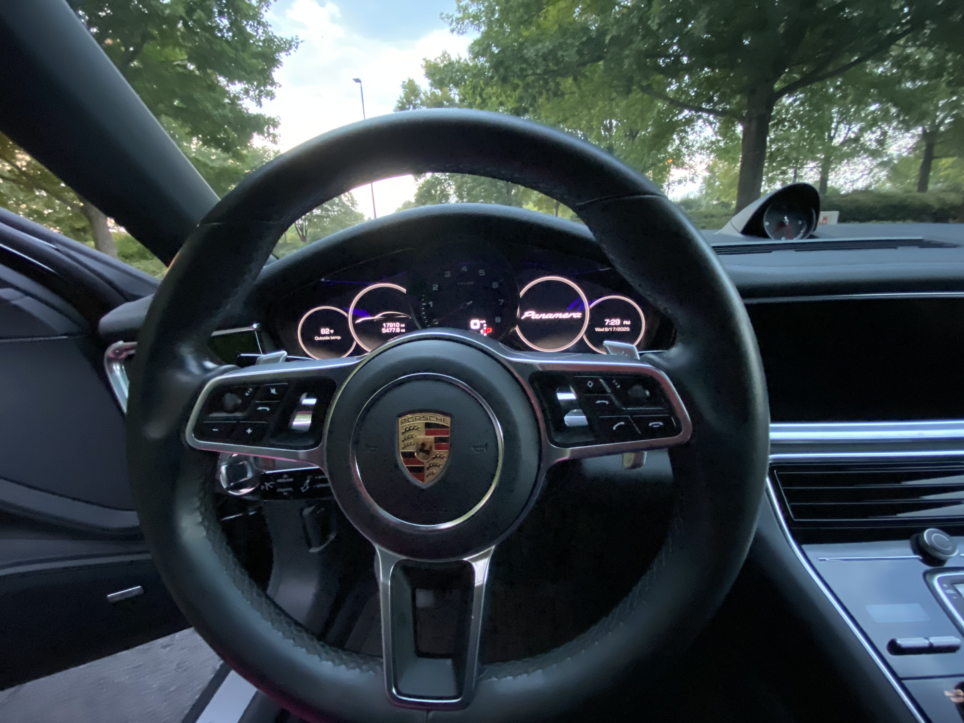 Used 2020 Porsche Panamera image 15