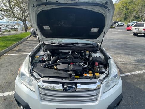 Used 2013 Subaru Outback 2.5i Limited w/ Moonroof Pkg AWD/4WD image 9